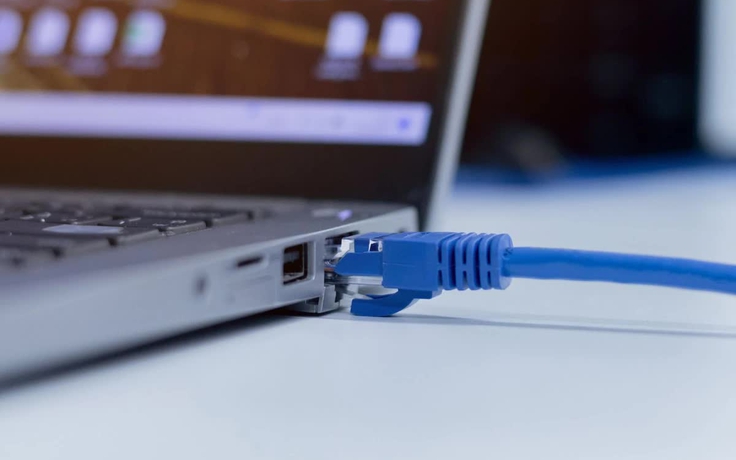 Đã cắm dây mạng Ethernet, có cần tắt Wi-Fi trên máy tính?