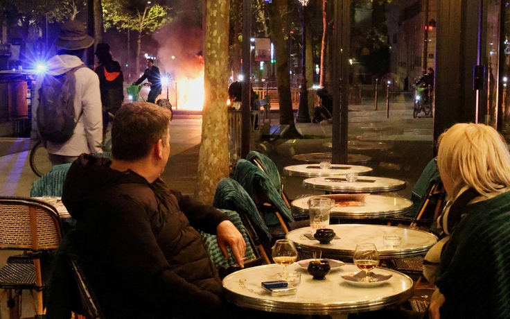 Hai người 'gây sốt' khi thảnh thơi uống rượu giữa bạo động ở Paris