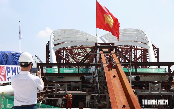 Chính thức hợp long cầu đi bộ ngàn tỉ qua sông Sài Gòn