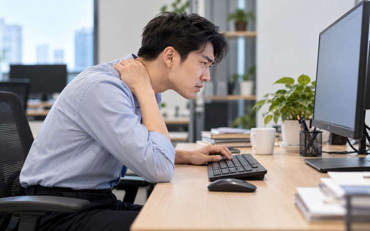 Cúi đầu xem điện thoại, ngồi máy tính nhiều: Bạn có đang bị ‘cổ rùa’?