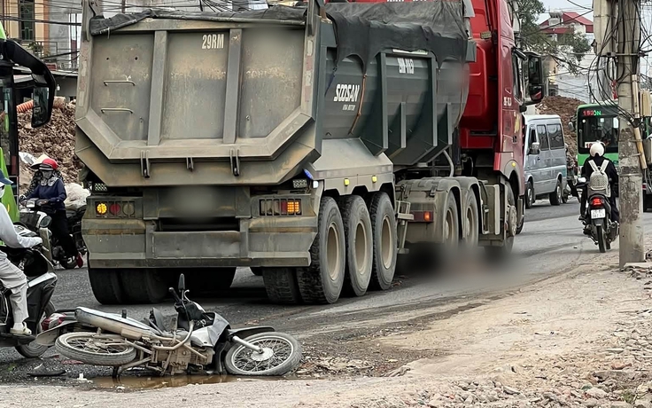 Ngã ra đường vì lao vào 'ổ gà', nam thanh niên bị xe ben cán tử vong