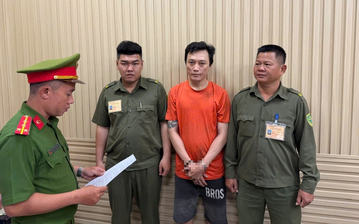 Bắt giam người đàn ông cầm gậy đập phá ô tô trên đường ở TP.HCM