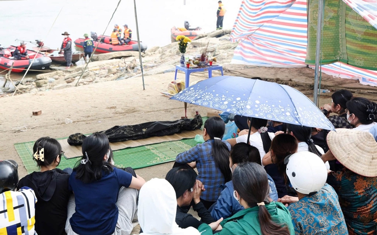 Nghi mẹ nhảy cầu cùng con nhỏ, đã tìm thấy thi thể bé trai 2 tuổi