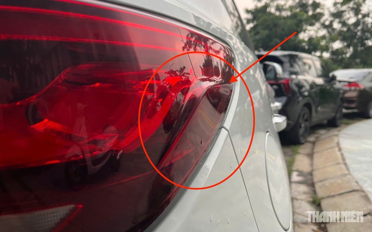 Những đường vây nổi trên đèn hậu ô tô để trang trí hay có tác dụng gì?