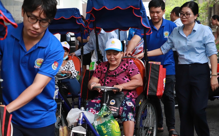 Người khuyết tật bán vé số ở TP.HCM có thêm phương tiện để mưu sinh