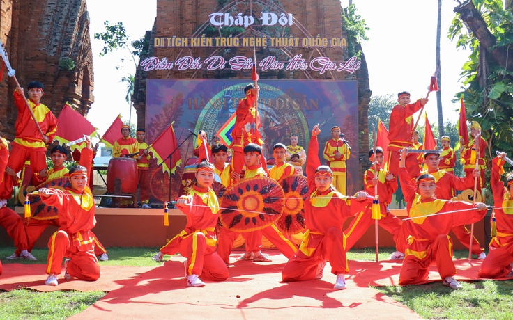 Biểu diễn trống trận Quang Trung, võ cổ truyền Bình Định tại Tháp Đôi ở Quy Nhơn