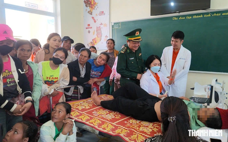 'Theo dấu chân bác sĩ' đến khám bệnh và tặng quà ở biên giới Việt Nam - Lào