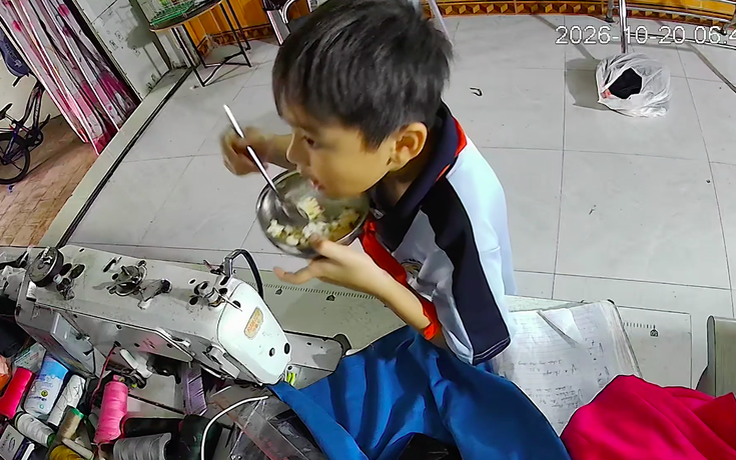 Cậu bé 9 tuổi tự chiên cơm nguội ăn sáng, dặn mẹ cứ ngủ thêm