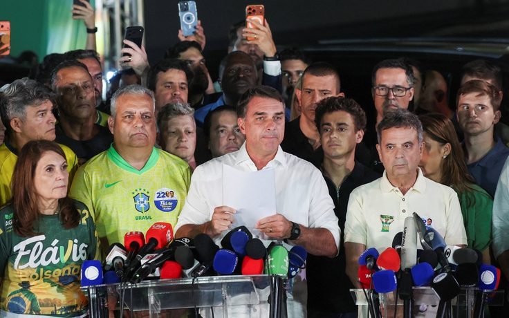 Tổng thống Trump nghi ngờ bầu cử Brazil, ông Flavio Bolsonaro bị cấm xuất cảnh