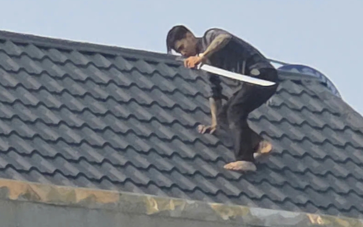 Hai đối tượng cầm kiếm cố thủ trên mái nhà đã bị bắt giữ