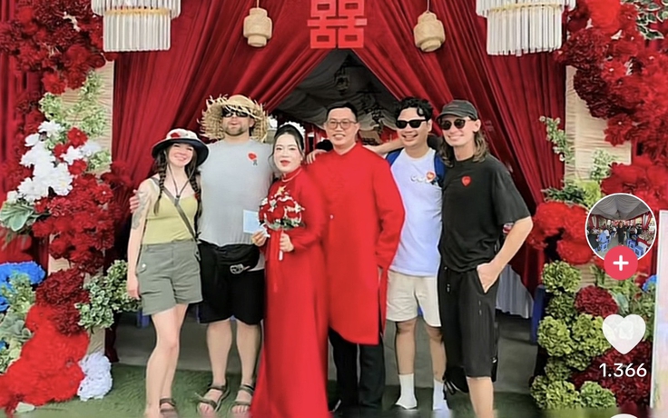 Khách Tây đi ngang đám cưới ở Cần Thơ, được mời vào còn bỏ phong bì mừng cưới