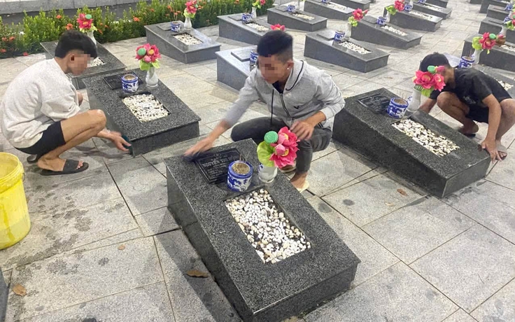 Công an đưa 2 nhóm thiếu niên tụ tập đánh nhau đi quét dọn nghĩa trang