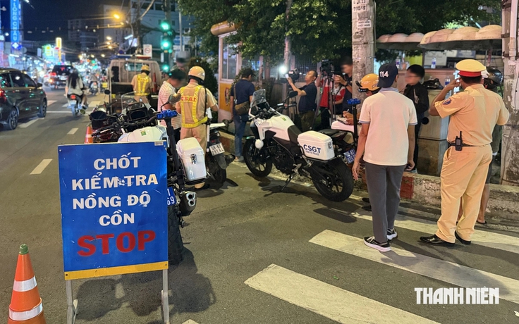CSGT TP.HCM kiểm tra nồng độ cồn gần quán nhậu, dùng mô tô ngăn người né chốt
