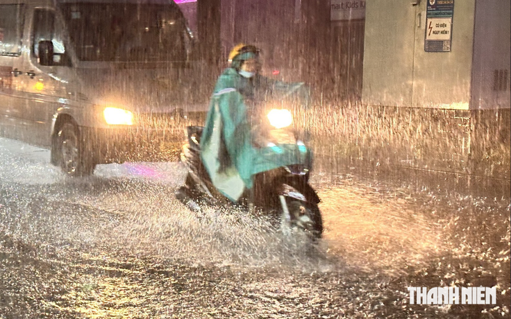Không khí lạnh gặp nhiễu động gió đông, trút mưa lớn xuống miền Trung
