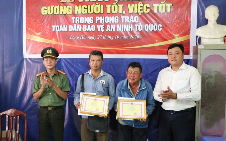 Khen thưởng 2 người trả lại ba lô có nhiều tài sản cho người đánh rơi