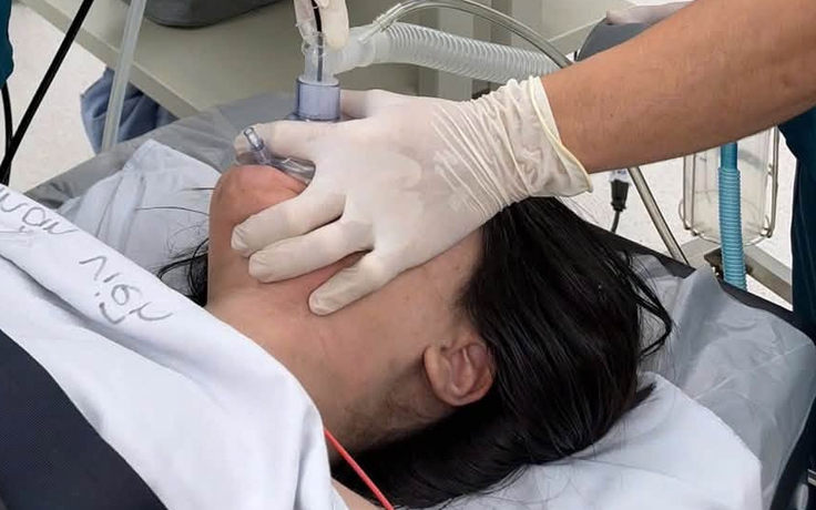 Bé gái 14 tuổi bỏng đường hô hấp nặng vì đèn pin đang sạc bốc cháy