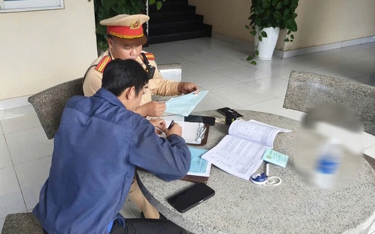 Ô tô đỗ trên vỉa hè TP.HCM bị CSGT phạt nguội do người dân ghi hình cung cấp Ô tô đỗ trên vỉa hè TP.HCM bị CSGT phạt nguội do người dân ghi hình cung cấp