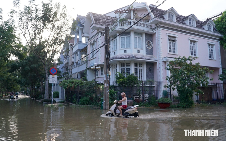 Triều cường bao vây nhiều khu dân cư cao cấp ở TP.HCM, người dân lội nước về nhà Triều cường bao vây nhiều khu dân cư cao cấp ở TP.HCM, người dân lội nước về nhà