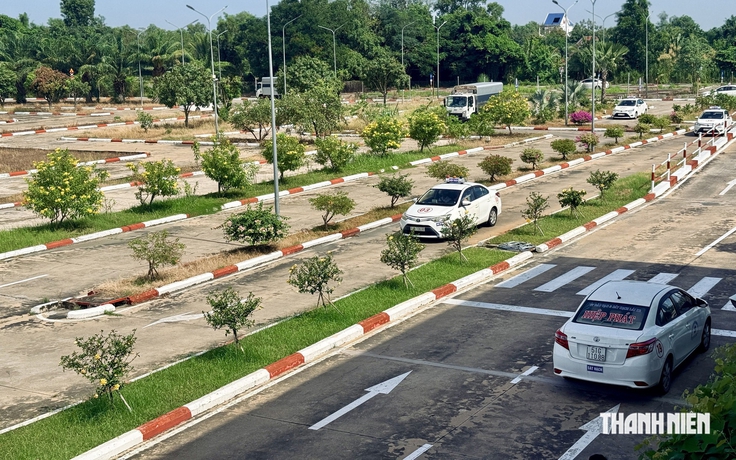 Học lái ô tô: Chạy thử sa hình, đường trường ảo trước khi lên xe thật