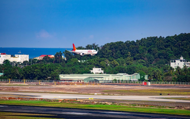 Toàn cảnh đường băng 3.300m tại Phú Quốc đón chuyến bay đầu tiên sau thi công thần tốc