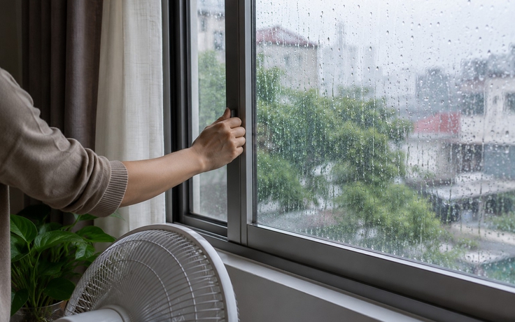 Trời mưa, đóng kín cửa: Bác sĩ lưu ý gì cho tim, phổi?
