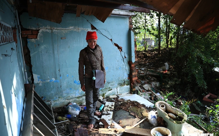 Sống trong nhà nứt toác bên bờ nam kênh Đôi, người dân TP.HCM mong sớm di dời