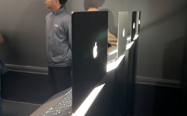 Phía sau màn tái xuất của logo phát sáng trên MacBook