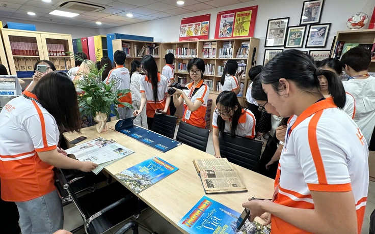 Sinh viên HUFLIT hào hứng tham quan, giao lưu tại Báo Thanh Niên