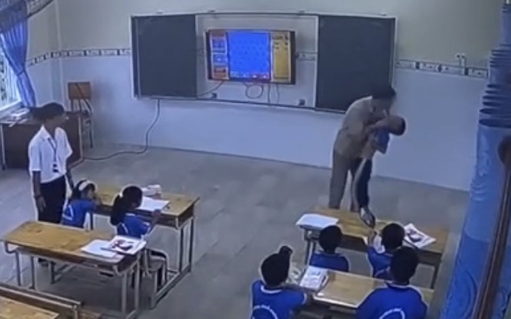 Thầy giáo nước ngoài dùng bạo lực với học sinh lớp 2 là thạc sĩ tiếng Anh
