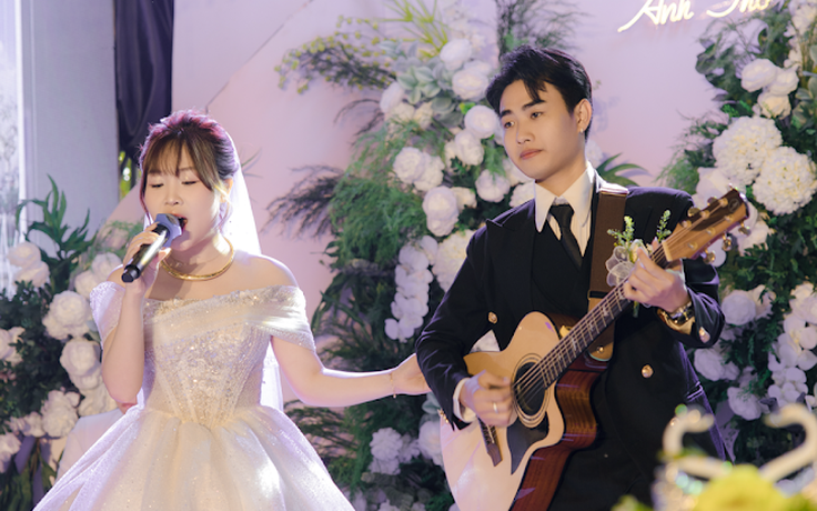 Cô dâu hát ngọt như rót mật, chú rể đệm đàn cực tình cảm trong lễ cưới Cô dâu hát ngọt như rót mật, chú rể đệm đàn cực tình cảm trong lễ cưới