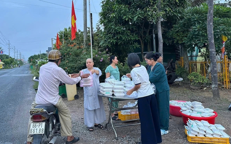 Hơn 700 hộp bún bì chay gửi người khó khăn