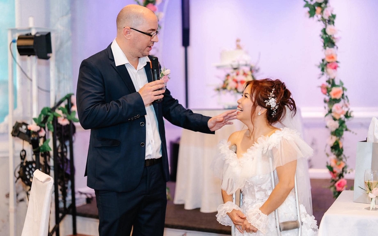 'Anh sẽ là đôi chân của em': Lời hứa của chồng Mỹ với người vợ Việt khuyết tật
