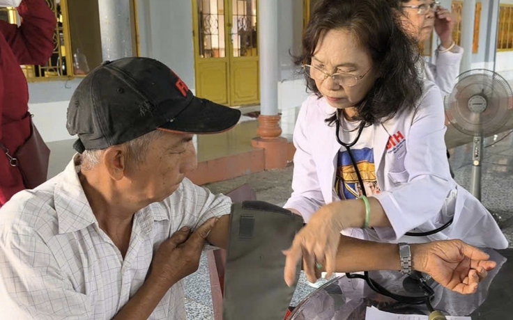 Thầy thuốc về với bà con Tân Phú Trung
