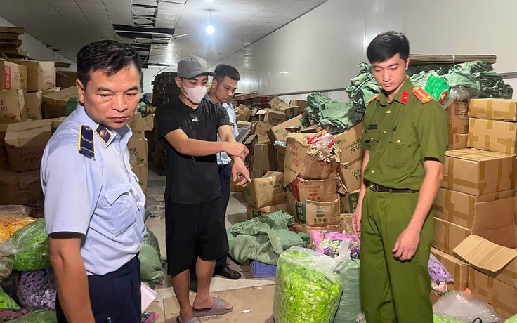 ‘Phù phép' gần 20 tấn bánh, kẹo trôi nổi thành hàng ngoại
