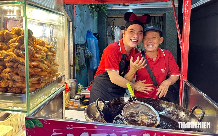 Lan tỏa trên mạng xã hội: Bữa ăn mừng đặc biệt của hai mẹ con