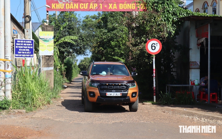 Bảng thông báo 'né trạm thu phí sẽ bị ghi hình, truy thu' khiến tài xế hoang mang