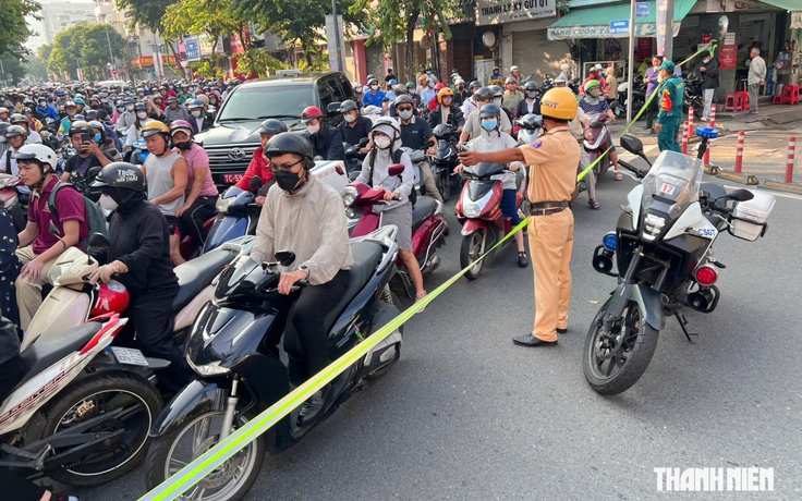 Cây to bật gốc chắn ngang đường Đinh Tiên Hoàng ở TP.HCM, nhiều người thoát nạn