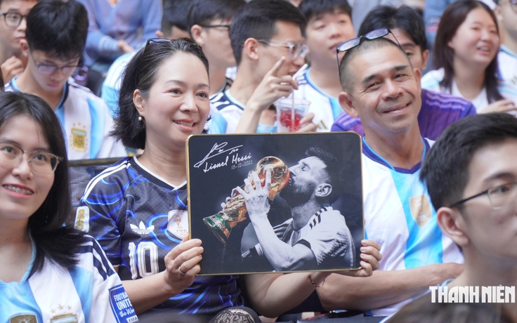 Dậy từ 3 giờ sáng để cổ vũ thần tượng Messi đá trận chia tay