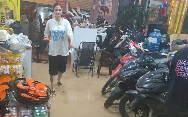 Sập tường bao, bùn đất từ công trình tràn vào nhà dân trong đêm