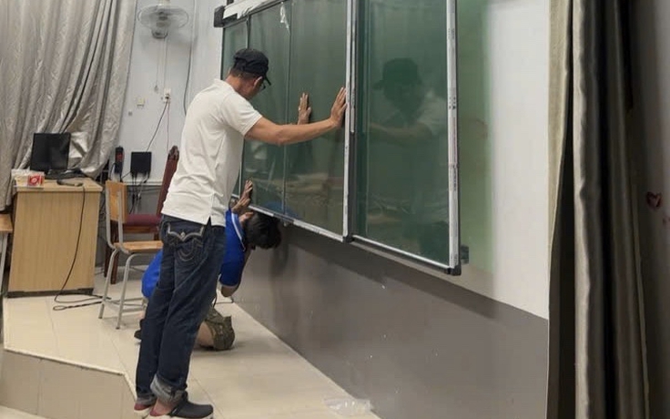 TP.HCM: Lớp đã có bảng mới sau 3 ngày không bảng, giáo viên phải viết lên tường
