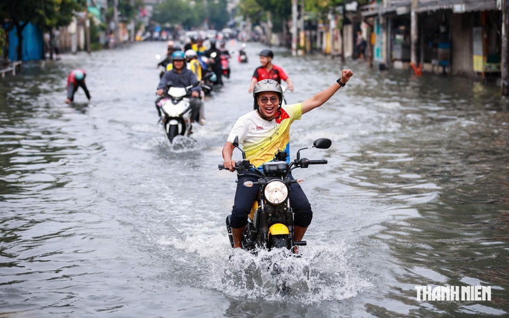 Đường ngập từ chiều qua tới sáng nay ở TP.HCM: Nhiều người vượt 'biển nước' đi làm