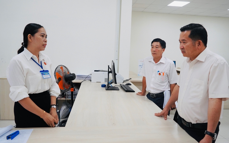 Ông Đinh Văn Nơi kiểm tra việc xử lý hồ sơ đất đai ở Phú Quốc