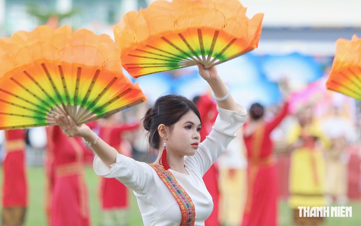 Rực rỡ sắc màu lễ rước y trang Katê 2026 giữa màn mưa