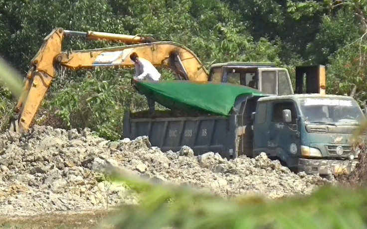 Ngang nhiên khai thác đất sét trái phép ở Lâm Đồng