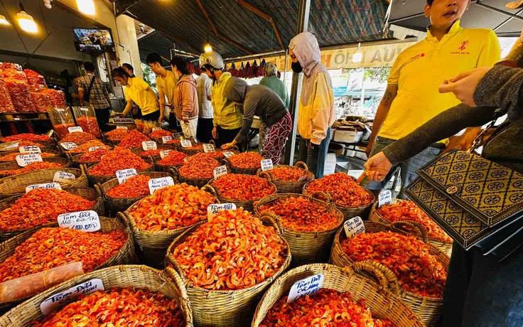 Đặc sản tết đổ bộ, sức mua tăng mạnh