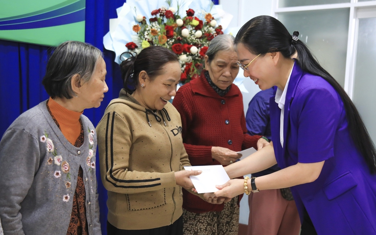 Phó trưởng ban Tổ chức Trung ương trao quà tết cho người dân Quảng Ngãi