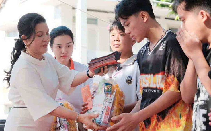 Mang yêu thương đến với hàng trăm trẻ ở Làng thiếu niên Thủ Đức