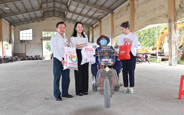 Vedan trao hơn 1.000 phần quà Tết cho hộ khó khăn