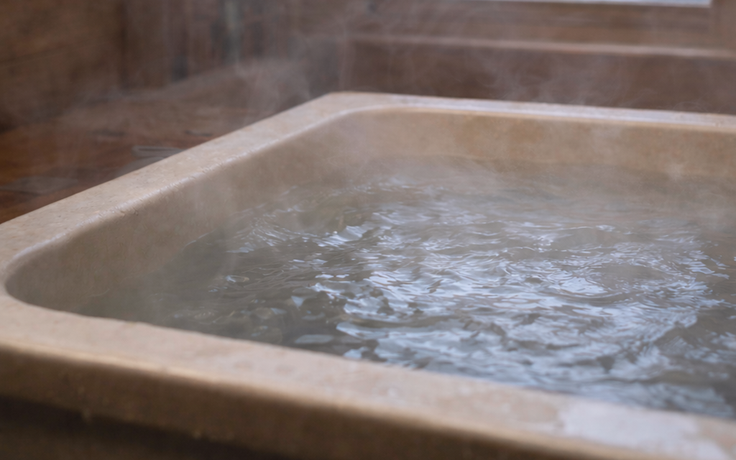 Tắm nước nóng khi về quê mùa lạnh, người huyết áp cao cần cẩn trọng gì?