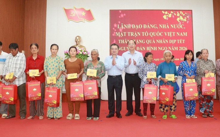 Ủy viên Bộ Chính trị Nguyễn Thanh Nghị tặng quà tết ở Cà Mau